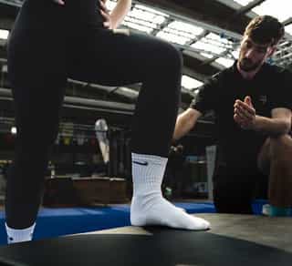 Patientin von Physiosport Köln bei Therapie mit Physiotherapeuten.