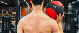 Zu sehen ist ein Basketballspieler, der in der rechten Hand einen Basketball hält. Seine Bewegungsabläufe, nach Rotatorenmanschettenruptur, werden gerade bei PhysioSport Köln analysiert.