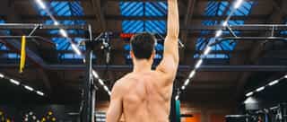 Zu sehen ist ein Sportler auf der Trainingsanlage von PhysioSport Köln bei der Begutachtung seiner Schulterfunktionen.