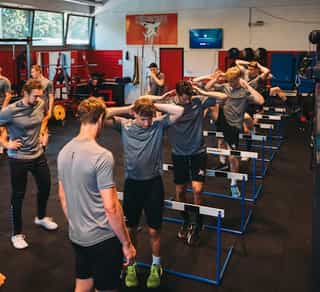 Profisportler beim intensiven Sprungkrafttraining unter Anleitung von PhysioSport Köln.