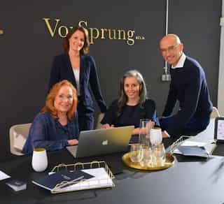 Zu sehen ist das team von VorSprung Köln GmbH, einem Partner von PhysioSport Köln.