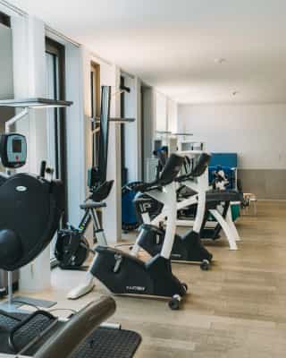 Zu sehen ist ein großer Trainingsraum mit diversen Kardiogeräten am Standort Köln Deutz von PhysioSport Köln.
