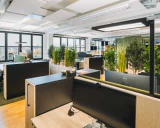 Zu sehen sind schöne offene Büros von PhysioSport Köln im Headquarter in Köln Mülheim.