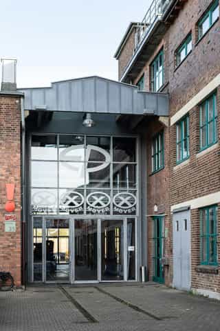 Zu sehen ist der Eingang vom Headquarter Physiosport Köln Mülheim.