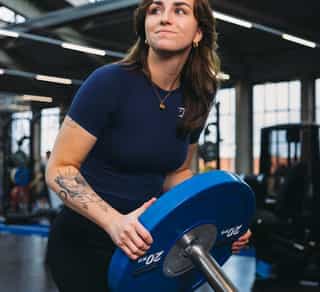 Trainerin von PhysioSport Köln zeigt eine Übung im Rahmen der Mc Kenzie Behandlung.