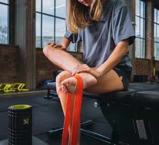 Patientin bei PhysioSport Köln zur Therapie von Fußschmerzen.