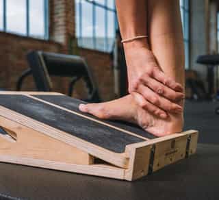 Patient bei PhysioSport Köln zur indivisuellen Therapie von starken Fußschmerzen.