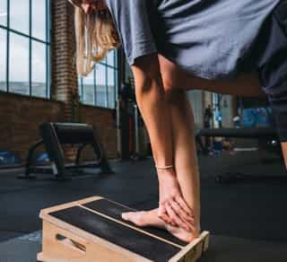 Patient bei PhysioSport Köln zur Therapie von starken Fußschmerzen.