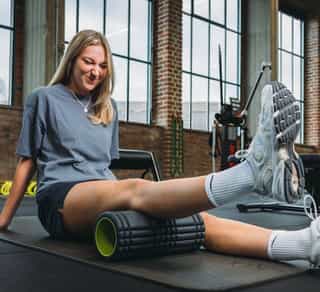 Sportlerin bei Therapie gegen starke Knieschmerzen auf der Trainingsanlage von PhysioSport Köln.