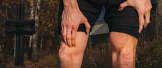 Sportler mit Knieschmerzen bei Kreuzbandverletzung.