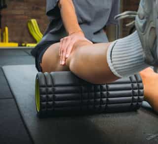 Sportlerin bei Therapie gegen starke Knieschmerzen in der Trainingsanlage von PhysioSport Köln.