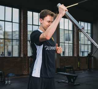 Sportler im Training bei PhysioSport Köln nach Schulterbeschwerden.