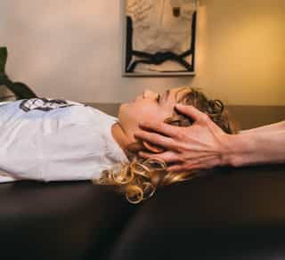 Kraniosakrale Osteopathie für Babys in Köln mit sanfter Behandlung am Kopfbereich