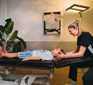 Ganzheitliche Osteopathie für Kinder in Köln zur Unterstützung von Bewegung und Entwicklung