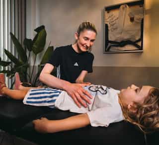 Osteopathische Behandlung von Darmproblemen, Blähungen und Verdauungsbeschwerden bei Kindern