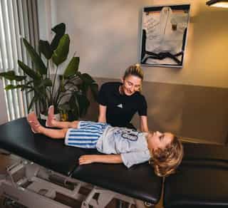 Osteopathische Untersuchung und Behandlung eines Kindes bei PhysioSport Köln