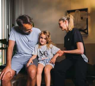 Kinderosteopathie und Osteopathie für Säuglinge in Köln beim Erstgespräch mit Eltern